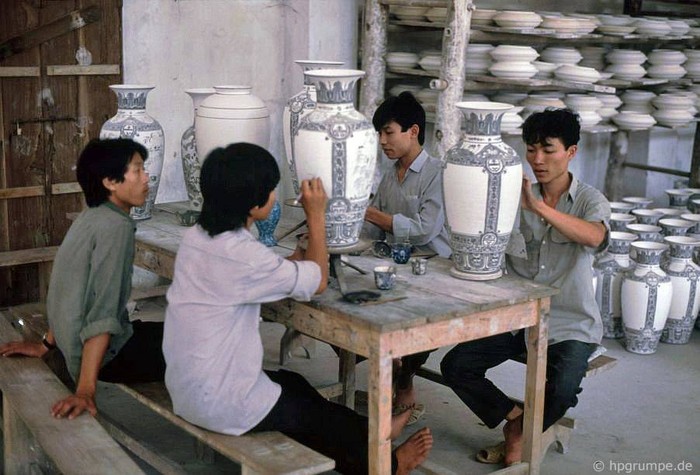 Cuối thời Trần TK XIV và sang đời Lê TK XV, Bát Tràng từ một làng gốm bình thường đã trở thành một trung tâm gốm nổi tiếng được triều đình chọn cung cấp đồ cống phẩm cho nhà Minh, Trung Quốc.