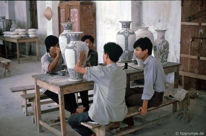 Năm 1958 khi đào kênh Bắc Hưng Hải cắt qua phía nam làng Bát Tràng người ta đã tìm thấy dấu vết của làng Bát Tràng xưa nằm sâu dưới lòng đất đến 12-13m. Đó là những di tích nhà ở, sân gạch, và nhiều phế vật bằng gốm. Những công trình khai quật khảo cổ học trong tương lai có thể cho thấy rõ hơn bề dày lịch sử và những di tích của làng gốm Bát Tràng xưa đang bị chôn vùi trong lòng đất.