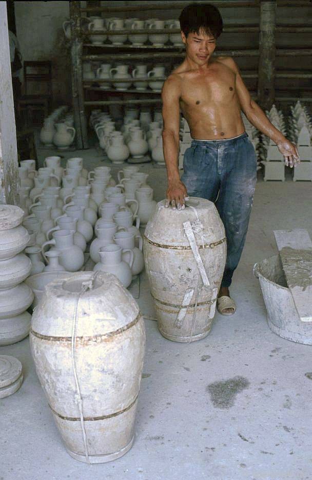 Thế kỷ XV dưới triều Lê (1428-1527) và thế kỷ XVI dưới triều Mạc (1527-1592), gốm Bát Tràng phát đạt, sản phẩm gốm phong phú và được lưu thông rộng rãi.