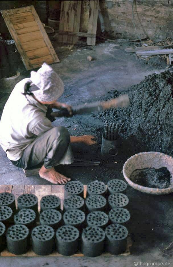 Thế kỷ XVIII-XIX, gốm Bát Tràng xuất khẩu giảm sút, nhưng làng gốm Bát Tràng vẫn là một trung tâm sản xuất gốm truyền thống có tiếng trong nước.