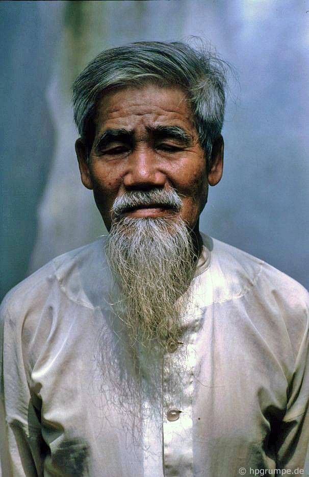 Một ông già sống cạnh Đền Cổ Loa. Ảnh chụp năm 1991.