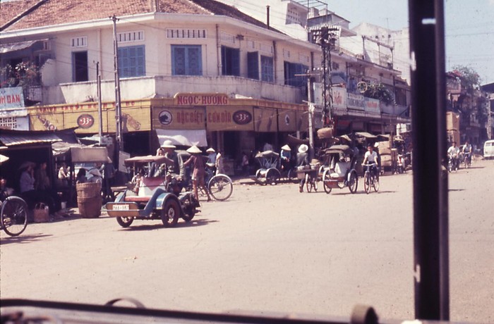 Sài Gòn 1967 - 1968. Đường Trương Minh Giảng, phía trước chợ Trương Minh Giang. Dãy nhà cạnh chợ Trương Minh Giảng (nay là chợ Nguyễn Văn Trỗi) - Ảnh. Dave DeMIlner.