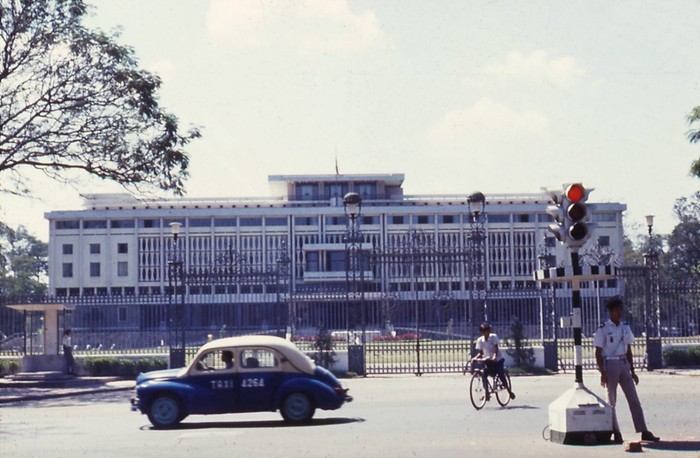 Sài Gòn 1967 - 1968. Dinh Độc Lập hay Hội trường Thống Nhất. Ảnh. Dave DeMIlner.