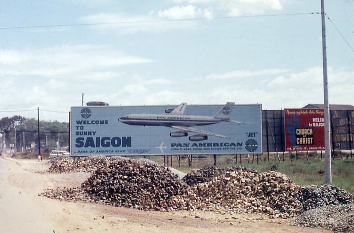 Sài Gòn 1967 - 1968, tấm biển cạnh Sân bay Tân Sơn Nhất. Ảnh. Dave DeMIlner.