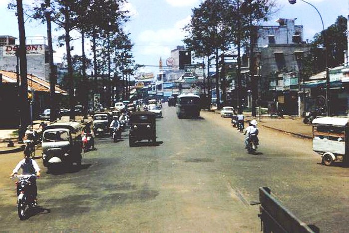 Sài Gòn 1968 - 1969. Đường Trần Hưng Đạo, gần giao lộ với đường Cộng Hòa (nay là Nguyễn Văn Cừ).
