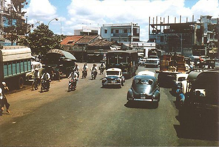 Sài Gòn 1968 - 1969. Ngã tư Trần Hưng Đạo - Cộng Hòa, phía trước là ngã tư Trần Hưng Đạo - Nguyễn Biểu, rẽ trái là cầu Chữ Y.