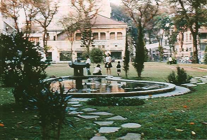 Công viên Liên Hiệp góc Gia long - Pasteur, phía trước Dinh Gia Long, nay là Bảo tàng Thành phố Hồ Chí Minh. Con đường La Grandìere trước mặt cũng được đổi tên thành đường Gia Long.