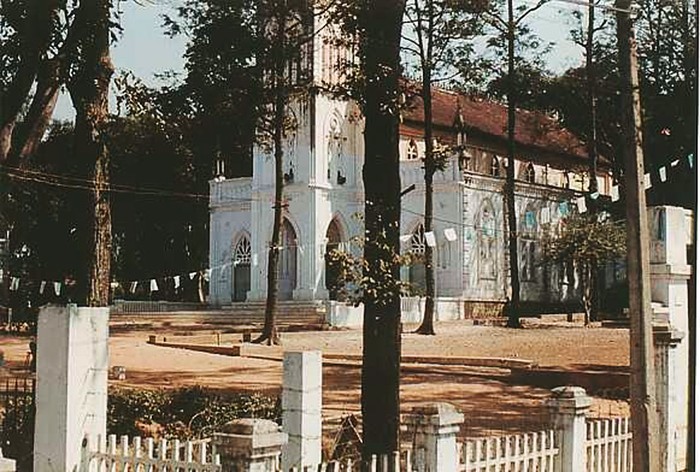 Nhà thờ Thủ Đức (cạnh trường Lasan Mossard). Vào thập niên 60 và đến tháng 3 - 1975, Lasan Mossard là trường nội trú danh tiếng hàng đầu của vùng Sài gòn – Gia định, mà ngày nay ít người biết đến.
