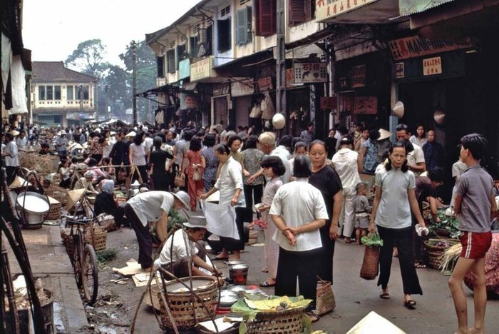 Chợ trên đường Phù Đổng Thiên Vương năm 1965.