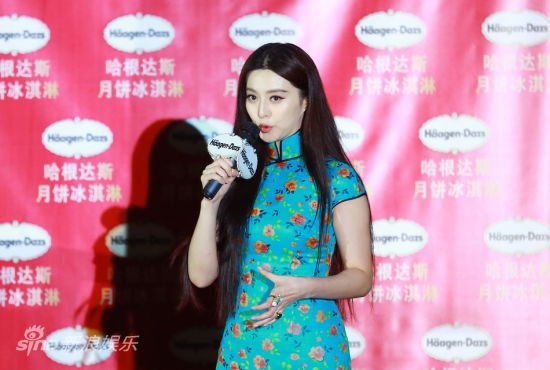 Trước đó, hôm 21/8, cũng trong một sự kiện của một hãng bánh Trung Thu nổi tiếng, Phạm Băng Băng diện trang phục áo sườn xám mẫu đơn trong vở kịch “Kim Đại Ban”.