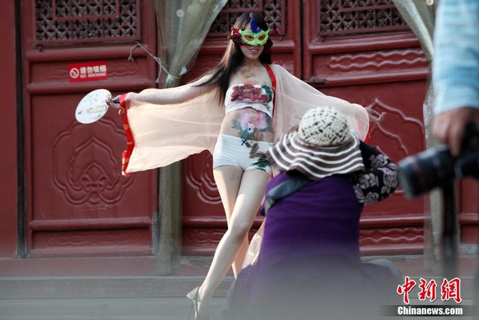 Ngày 15/5, tại Văn Miếu Thái Nguyên, tỉnh Sơn Tây, Trung Quốc đã diễn ra một cuộc trình diễn body painting (hội họa trên cơ thể)...