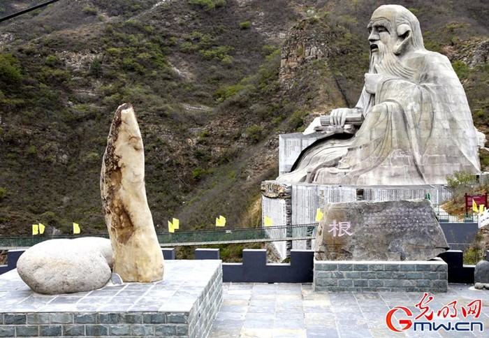 Tại khu thắng cảnh Phòng Sơn, Thánh Liên Sơn ở thủ đô Bắc Kinh đã dùng những hình tượng có tính dục để giải thích về văn hóa đạo Khổng.