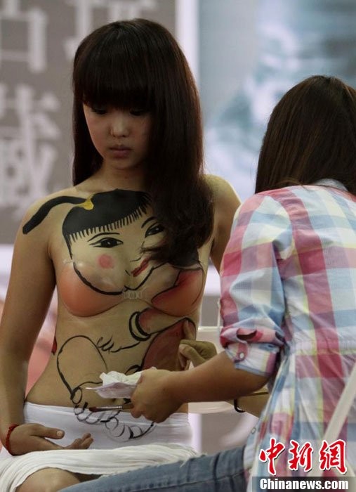Triển lãm body painting truyền thống Trường Xuân lần thứ 7 năm 2012 với sự xuất hiện của các cô người mẫu trẻ bán khỏa thân ngồi bất động cho các họa sĩ cầm cọ thỏa sức sáng tạng trên làn da của họ và thu hút nhiều ánh nhìn của khách thăm quan triển lãm. 300 hiện vật liên quan đến văn hóa tính dục