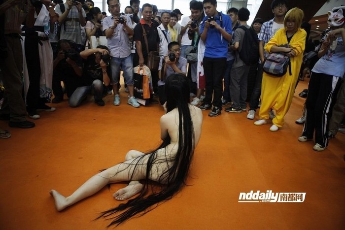 Ngày 18/7, tại sự kiện triển lãm hội họa truyện tranh lần thứ 4 tại Thâm Quyến, một cô gái trẻ khỏa thân vào vai một ma nữ tóc dài...