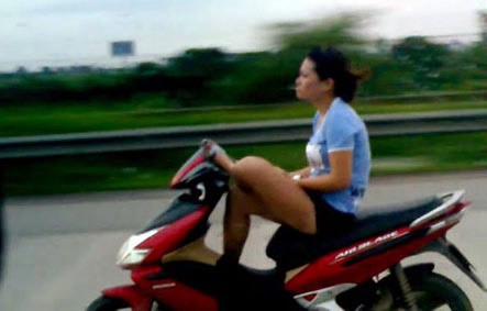 Nữ quái xế Kiều Lan Anh từng gây sốt trên mạng về hành vi điều khiển xe máy bằng chân.
