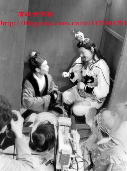 Tôn Ngộ Không hóa thân thành Dương Lực đại tiên (Thái Du Ca đóng - bên phải) đang bàn bạc thủ thuật với tiểu hòa thượng (Từ Kiến Lôi đóng) trong chiếc tủ trước màn đấu phép cùng thầy trò Đường Tăng.