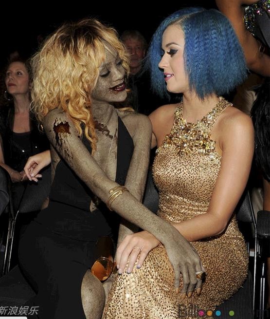 Nữ ca sĩ Rihanna (trái) và đồng nghiệp Katy Perry.
