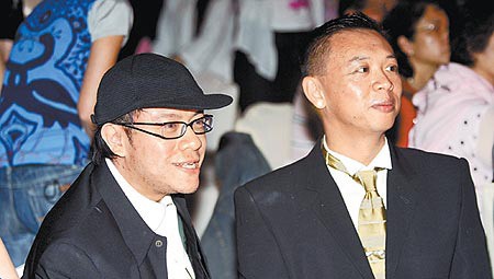 Nam MC nổi tiếng của Đài Loan là Thái Khang Vĩnh (1962), tên tuổi của anh gắn liền với chương trình “Khang Hy đến rồi” bên cạnh nữ diễn viên Tiểu S Từ Hy Đệ. Ngoài nổi tiếng trong giới MC xứ Đài, Thái Khang Vĩnh cũng được biết đến là một người đồng tính. Nam MC này từng yêu và sống chung với bạn trai hơn 10 năm nhưng cuối cùng đã bị truyền thông và những kẻ xấu chụp ảnh và phát tán rộng rãi.