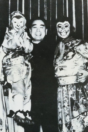 Chu Ân Lai bế Tiểu Lục Linh Đồng (anh trai Lục Tiểu Linh Đồng), bên cạnh là Lục Linh Đồng nhân chuyến biểu diễn của hai cha con tại Bắc Kinh ngày 14/12/1957.