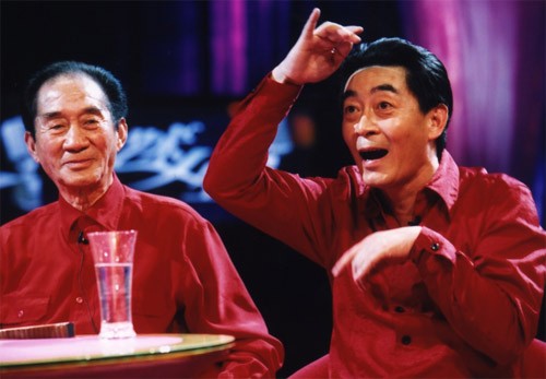 Hai cha con Lục Linh Đồng (trái) và Lục Tiểu Linh Đồng trong chương trình talkshow "Cuộc đời nghệ thuật" của đài truyền hình CCTV năm 2009.