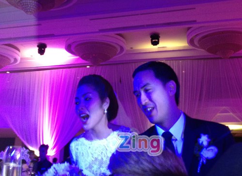 Hình ảnh Hà Tăng và chú rể Louis Nguyễn cùng nhau cắt bánh trong đám cưới diễn ra chiều 11/11 tại Trung tâm tiệc cưới White Palace, TP.HCM. Ảnh.Zing.