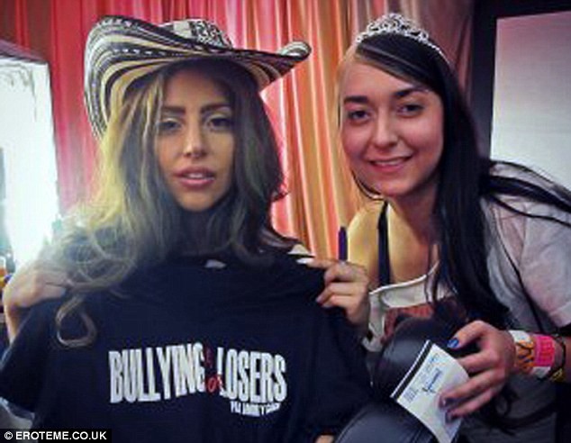 Buổi gặp gỡ giữa Mothers monster cùng với một vài fan trung thành sau buổi diễn đã diễn ra thật ấm cúng và gần gũi. Một fan nữ đã tặng cho Gaga chiếc áo T-shirt với khẩu hiệu: Bullying of Losers (Bắt nạt và những kẻ thất bại – tạm dịch).