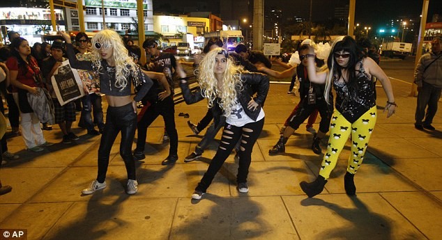 Fan hâm mộ của Lady Gaga ở Peru nhảy múa để chào đón sự xuất hiện của thần tượng vào Chủ nhật tuần này sau khi kết thúc tại đất nước Brazil.