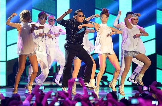Psy cùng dàn vũ công biểu diễn "Gangnam Style" trong đêm trao giải MTV Europe Music Awards.