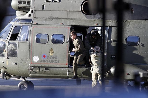 Tom Cruise xuất hiện từ một chiếc trực thăng trên quảng trường nổi danh nước Anh Trafalgar.