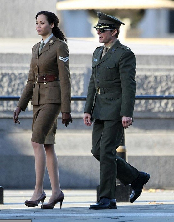Tom Cruise bên cạnh một nữ diễn viên đồng nghiệp trang phục nhà binh trên quảng trường Trafalgar.