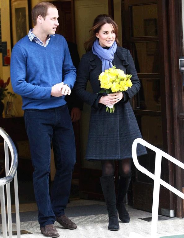 Kate Middleton tay cầm bó hoa hồng vàng, khuôn mặt rạng ngời hạnh phúc của người phụ nữ sắp lên chức làm mẹ.