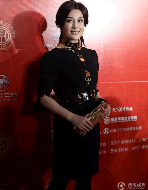 Nữ diễn viên kỳ cựu Lưu Hiểu Khánh nhận giải Ngôi sao truyền hình được yêu thích nhất do khán giả cả nước bình chọn.