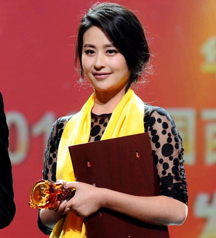 Nữ diễn viên Dĩnh Nhi nhận giải Nữ diễn viên mới xuất sắc nhất.