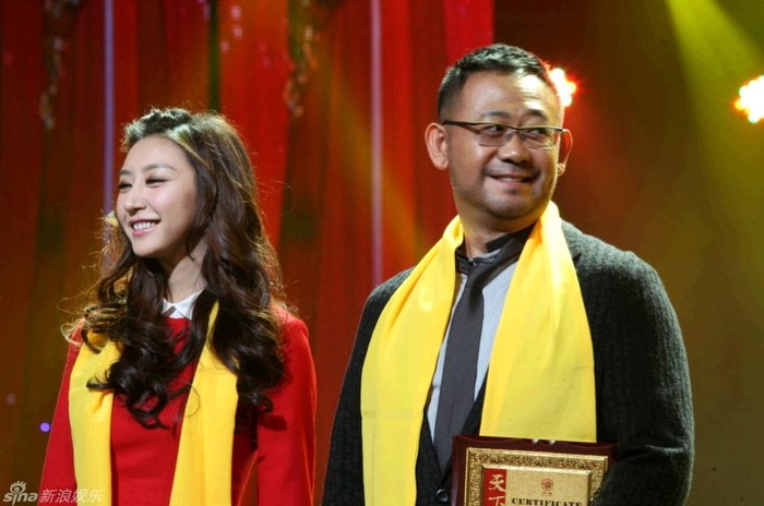Nam diễn viên Khương Vũ và nữ diễn viên Đường Nhất Phi nhận giải Cặp đôi nam nữ diễn viên xuất sắc nhất đề tài phim Cách mạng.