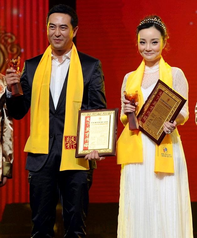 Hạng mục giải thưởng Hoa Đỉnh – Huading Adwards lần này do bình chọn từ các đài truyền hình ở Trung Quốc. Nam diễn viên Trương Dĩnh Thích (thứ hai từ trái qua) và nữ diễn viên Lý Tiểu Lộ giành giải cặp đôi Nam nữ diễn viên chính xuất sắc nhất.