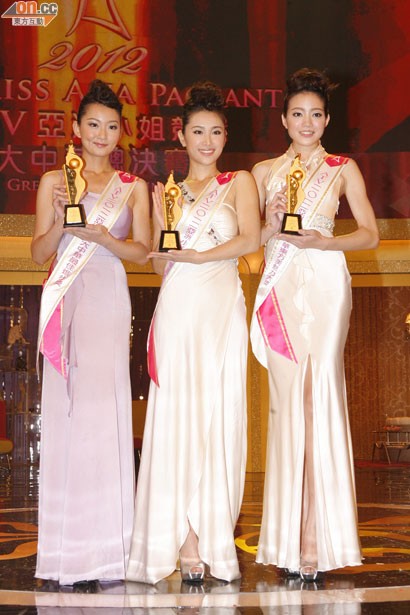 Trong danh sách top 10 người đẹp trên, 3 gương mặt xuất sắc nhất gồm Trần Nhan Dung (trái) giành giải Người đẹp nổi bật nhất, Diêm Diễm (giữa) giải Người đẹp phong cách và Hứa Tư Mẫn với giải Vẻ đẹp phương Đông.