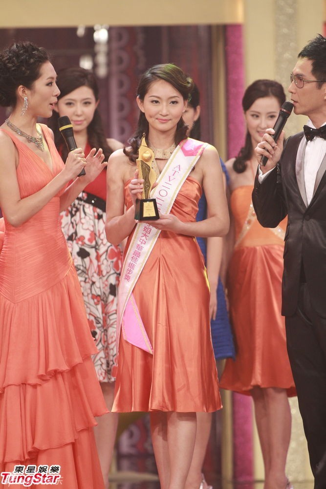 SBD 03 Trần Nhan Dung nhận giải Người đẹp nổi bật nhất.