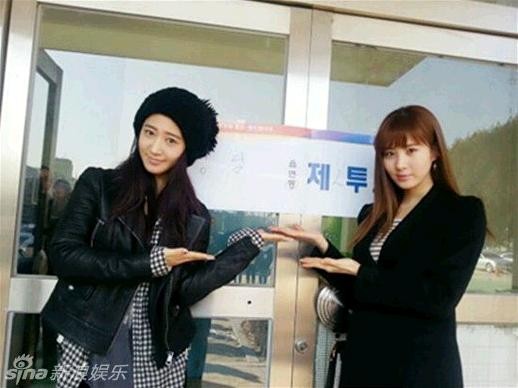 Hai cô nàng nhóm Girls Generation Yuri và Seo Ju Huyn.
