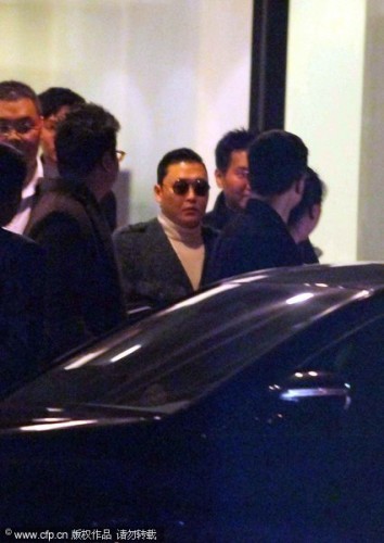 Hình ảnh Psy xuất hiện tại sân bay Thượng Hải, Trung Quốc tối 30/1.