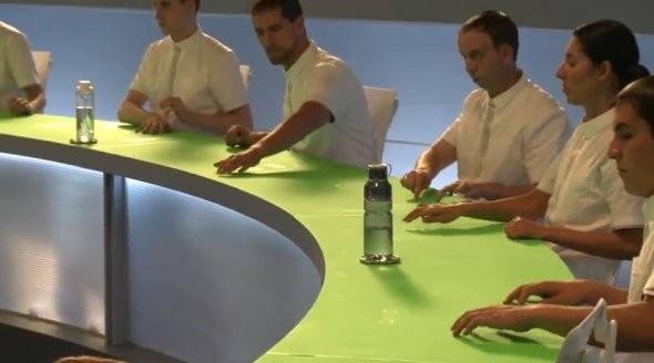 Trước khi được dựng thành phim thì họ chỉ đơn giản ngồi quanh một chiếc bàn có nền màu xanh lét như thế này.