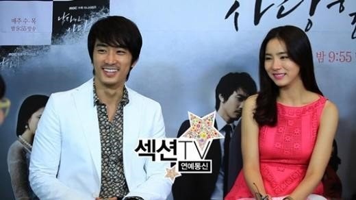 Song Seung Hun và nữ diễn viên Shin Se Kyung trong buổi phỏng vấn trên kênh MBC.