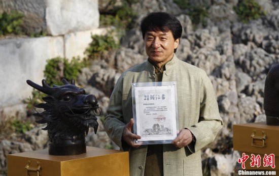Thành Long trao tặng lại cổ vật đầu 12 con giáp cho Công viên Viên Minh, Bắc Kinh trong phim "Mười hai con giáp".