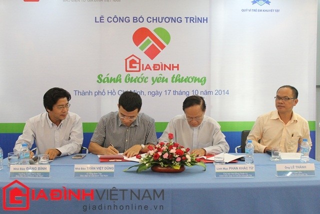 Nhà báo Trần Việt Dũng và Linh mục Phan Khắc Từ đang kí kết hợp tác chương trình