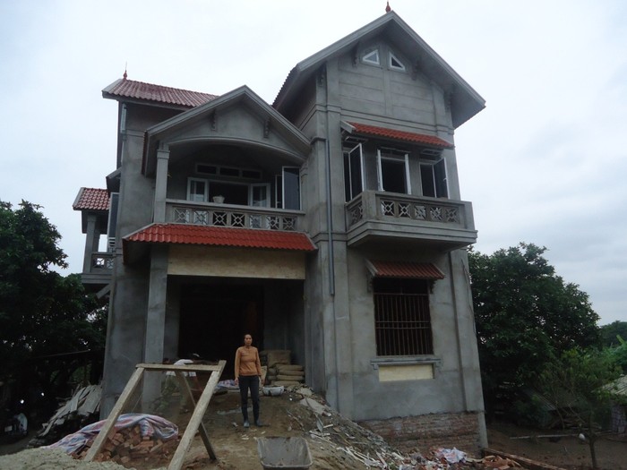 Ngôi nhà mới được xây dựng của gia đình bà nhờ việc chăn nuôi gà Đông Tảo