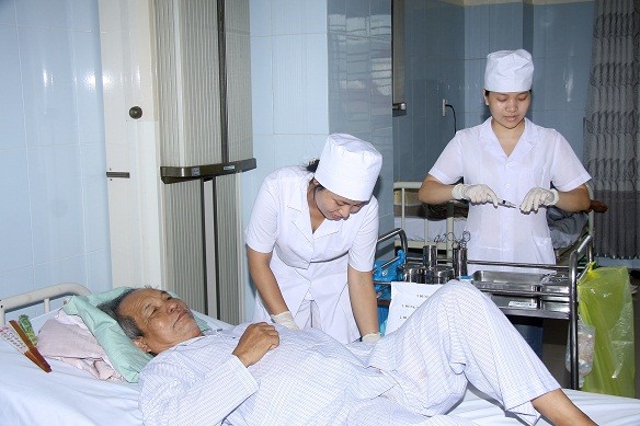 Môn Văn sẽ giúp nâng cao khả năng giao tiếp, bồi dưỡng lòng nhân ái cho bác sĩ. Tuy nhiên, những người trực tiếp làm ngành Y lại cho rằng, Ngữ văn không có ứng dụng cho công việc của mình. (Ảnh minh họa. Nguồn: Internet)