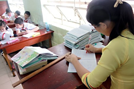 Một trong những công việc nặng nề, căng thẳng và áp lực nhất là những lời phê vào học bạ của học sinh. Ảnh minh hoạ