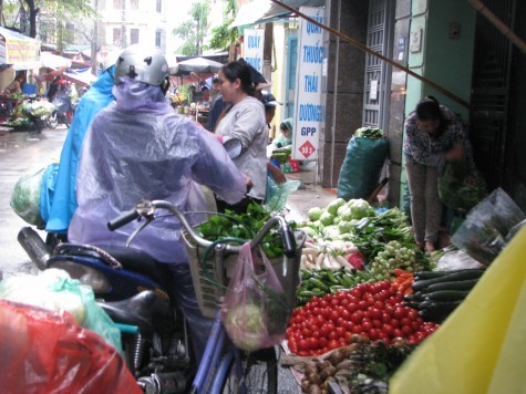Ngay từ sáng sớm, người đi chợ đã tấp nập.. mua rau.