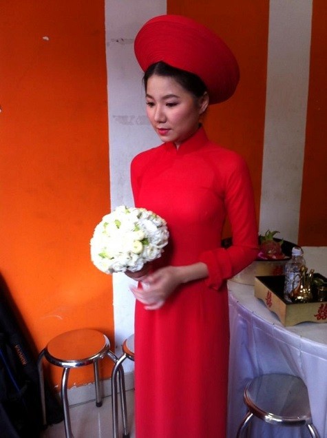 Trước đó, Quỳnh Anh rạng rỡ sắc đỏ trong lễ rước dâu