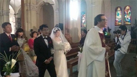 Trên fanpage của mình và cô bạn đồng nghiệp Phạm Quỳnh Anh (cựu thành viên nhóm H.A.T) đã đăng tải rất nhiều hình ảnh trong buổi lễ cưới.