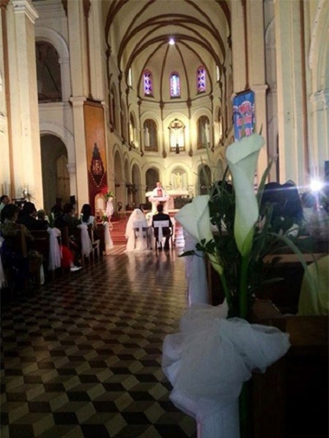 Ngô Quỳnh Anh cùng chú rể làm lễ trong trong một nhà thờ dưới sự chúc phúc của bạn bè và người thân.